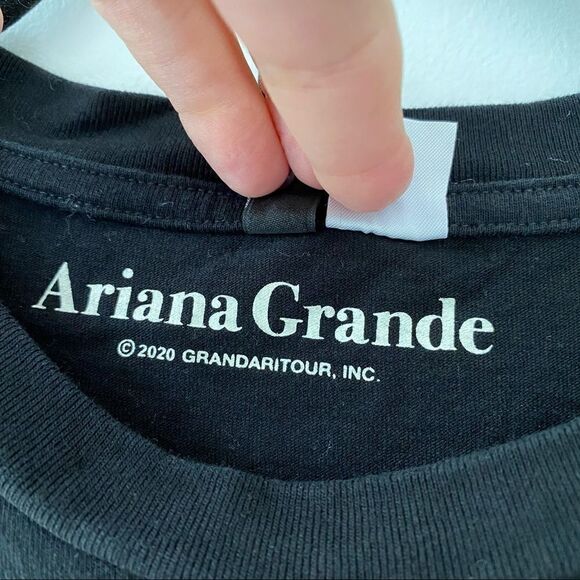 Ariana Grande Universe Sweetener Tour T-Shirt - Picture 4 of 7